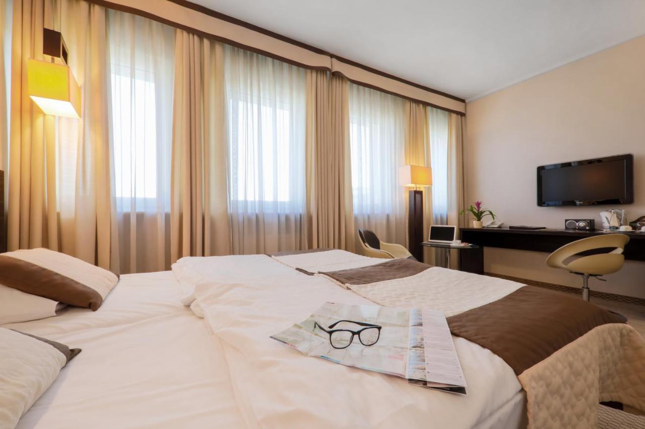 Hotel Borowiecki Лодзь Экстерьер фото
